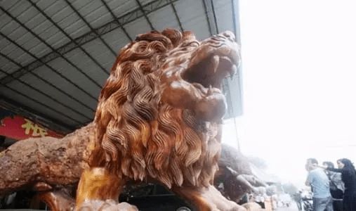 BOB娱乐体育官方网10几位徒弟半年雕镂15米巨狮300万没卖现在闲置家中置之不(图6)