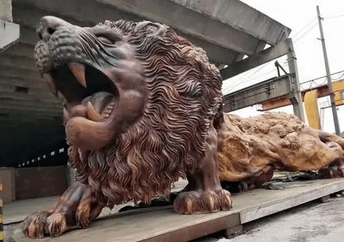 BOB娱乐体育官方网10几位徒弟半年雕镂15米巨狮300万没卖现在闲置家中置之不(图4)
