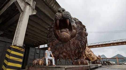 BOB娱乐体育官方网10几位徒弟半年雕镂15米巨狮300万没卖现在闲置家中置之不(图8)